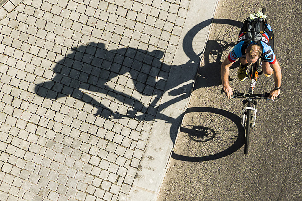 Ciclista y su sombra