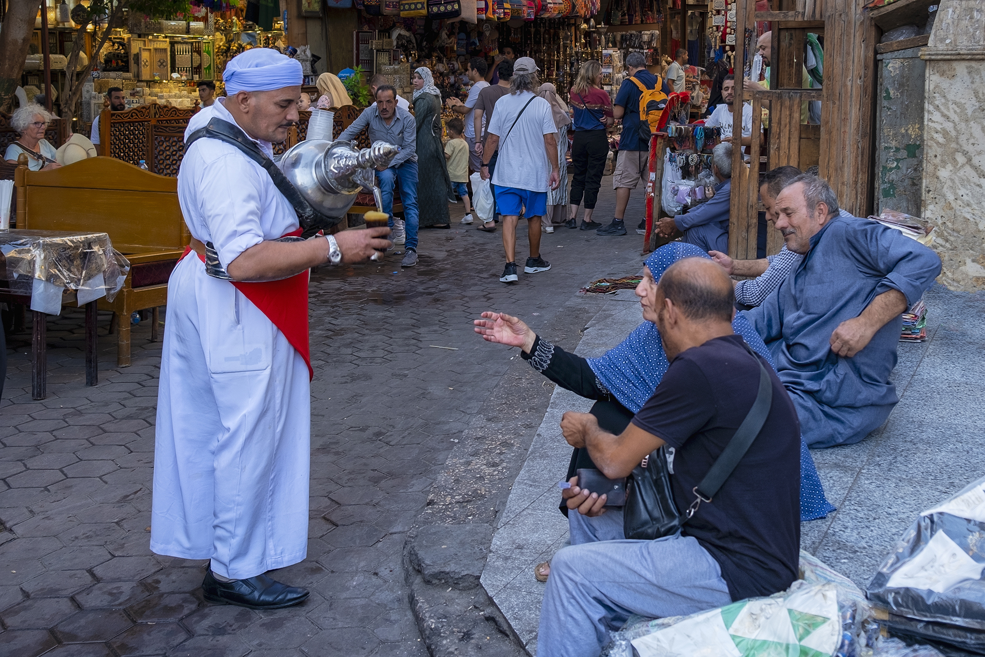 Tomando el TE El Cairo Mercado de Khan El-Khalili