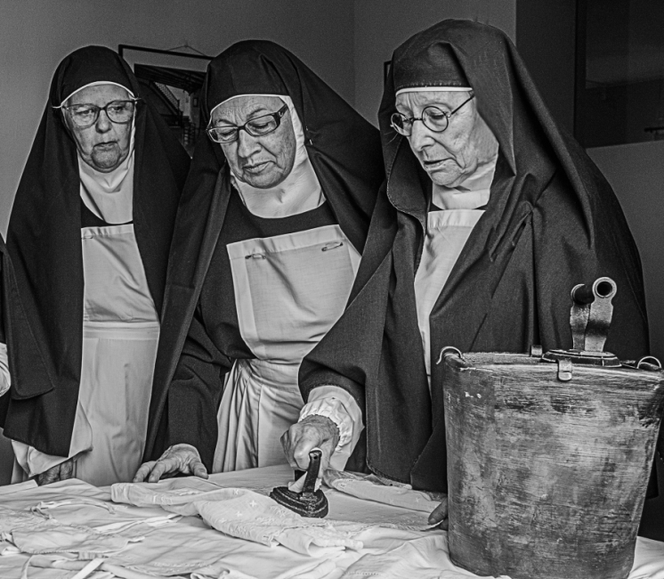 Monjas Planchando