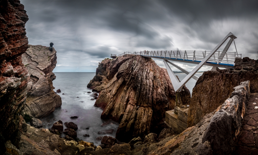 Pasarela entre las rocas