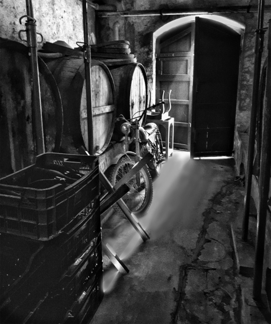 Bodega con motocicleta