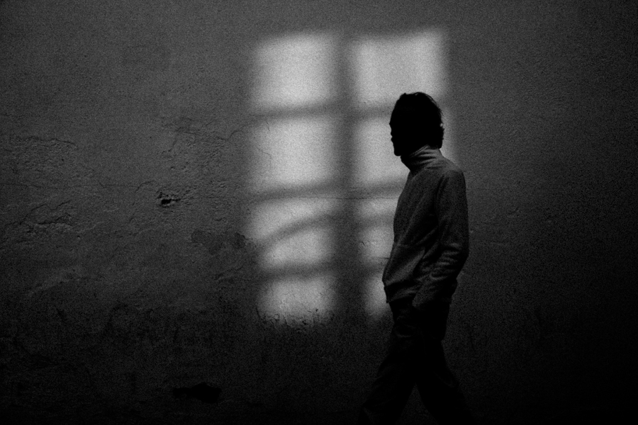 Hombre y sombra de ventana