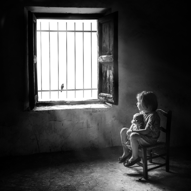 la niña y el pajarito