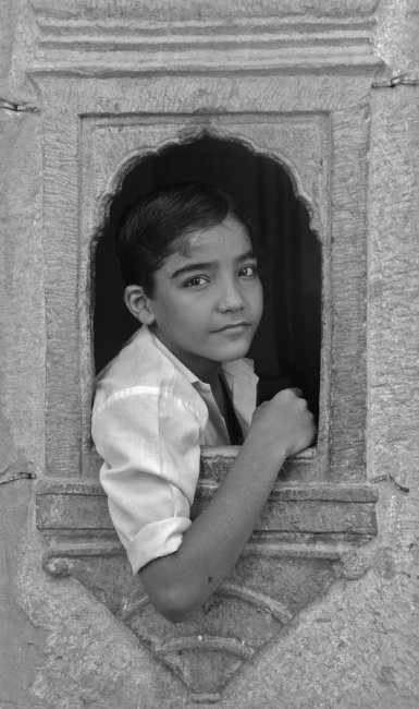 Niño indio en ventana