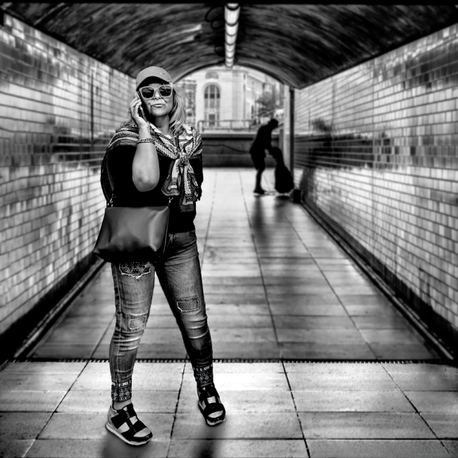 Mirada en la entrada del metro