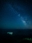 Barca bajo Vía Láctea