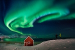 De la mano bajo la Aurora