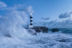 EL FARO Y LA TEMPESTAD