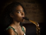 jovencita y saxo
