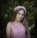 LA CHICA DE LA DIADEMA