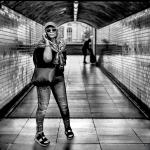 Mirada en la entrada del metro